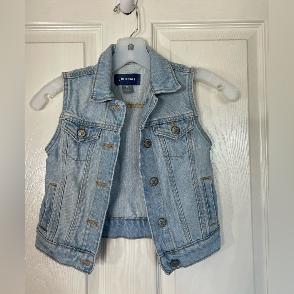 Old Navy vest size small 6/7